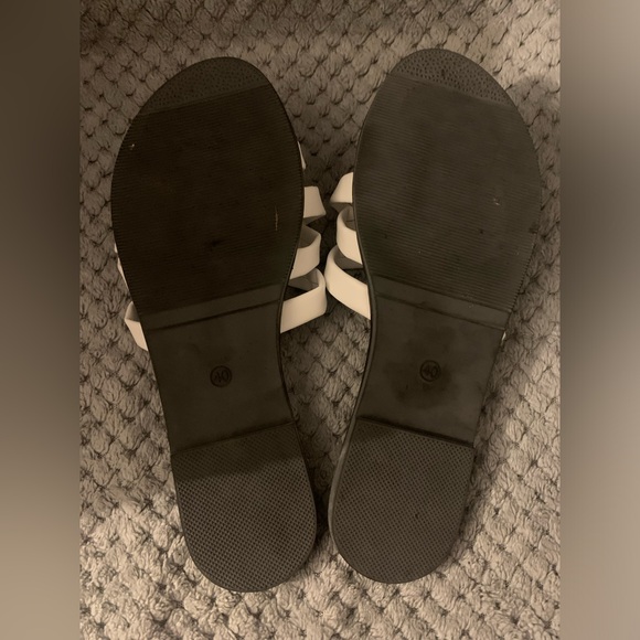 Women’s white sandal. Size 40 in European and a size 9 for USA. Brand new in box - Picture 5 of 5